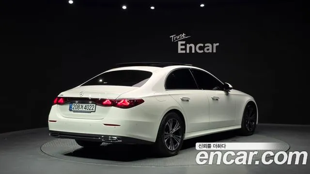 Mercedes-Benz E-Class — Фото автомобиля 2