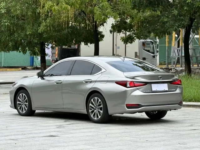 Lexus ES — Фото автомобиля 19