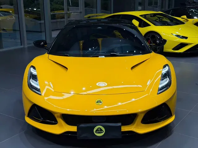 Lotus Emira — Фото автомобиля 2
