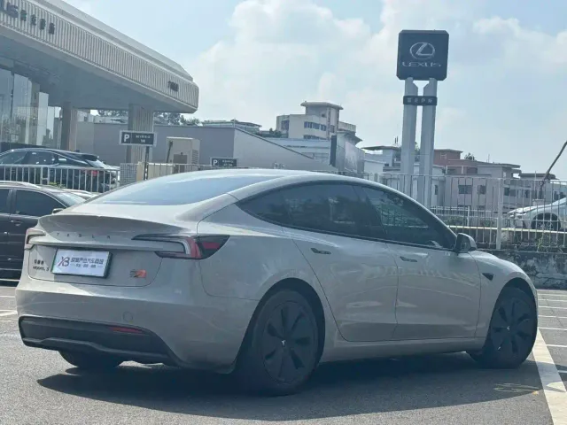 Tesla Model 3 — Фото автомобиля 7