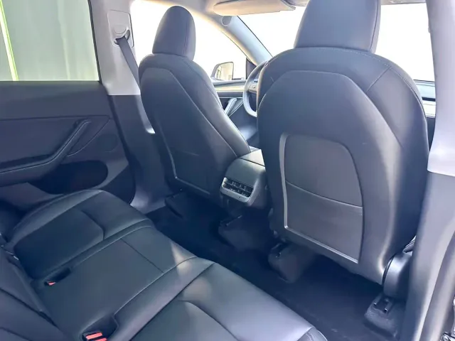 Tesla Model Y — Фото автомобиля 12
