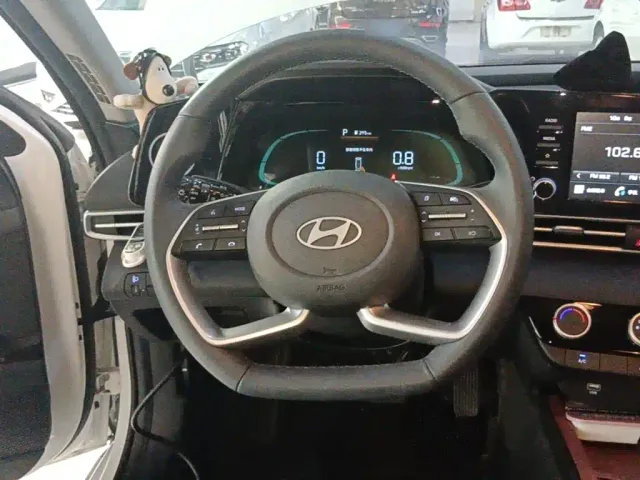 Hyundai Elantra — Фото автомобиля 10