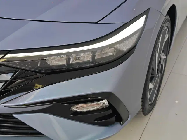 Hyundai Elantra — Фото автомобиля 12