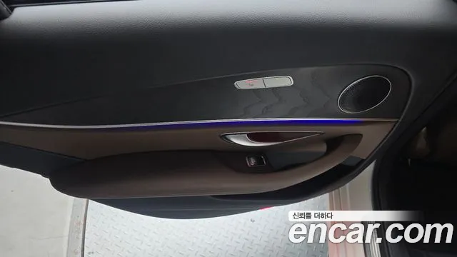 Mercedes-Benz E-Class — Фото автомобиля 25