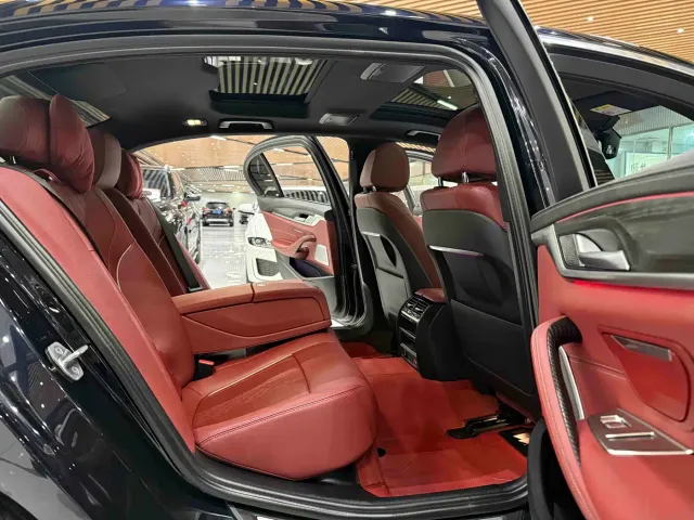 BMW 5 Series — Фото автомобиля 11