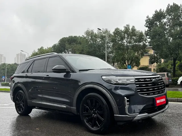 Ford Explorer — Фото автомобиля 3