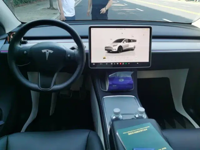 Tesla Model Y — Фото автомобиля 12