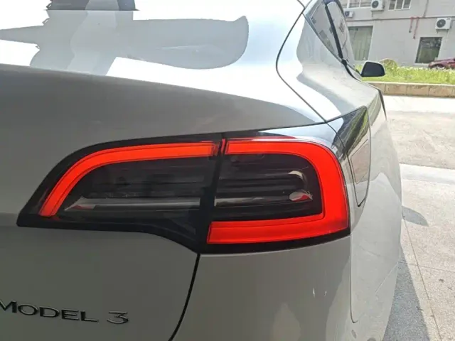 Tesla Model 3 — Фото автомобиля 7