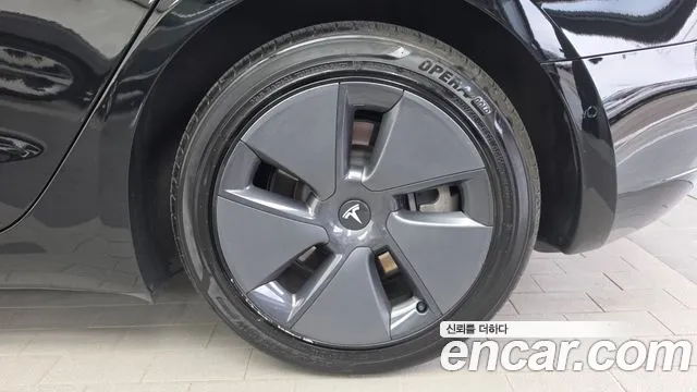 Tesla Model 3 — Фото автомобиля 6