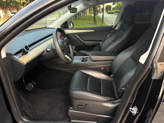 Tesla Model Y — Фото автомобиля 12