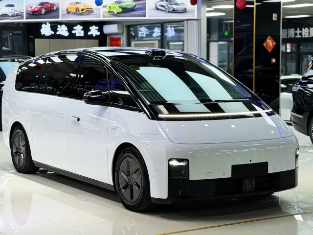 Li Auto MEGA — Фото автомобиля 3