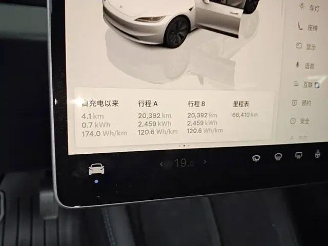 Tesla Model 3 — Фото автомобиля 11