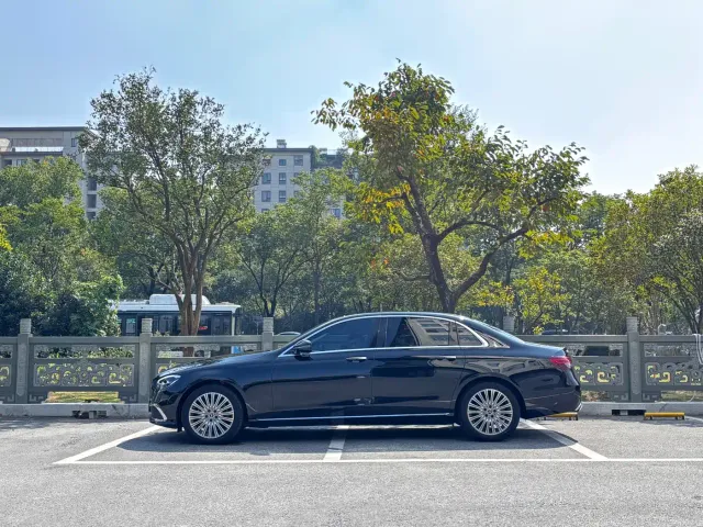 Mercedes-Benz E-Class — Фото автомобиля 3
