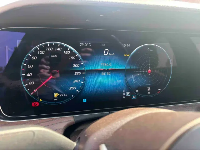 Mercedes-Benz E-Class — Фото автомобиля 4