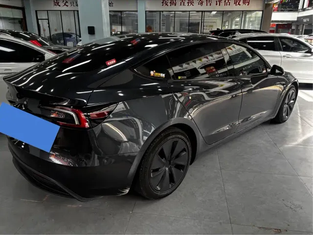 Tesla Model 3 — Фото автомобиля 14
