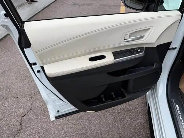 Toyota Sienna — Фото автомобиля 6