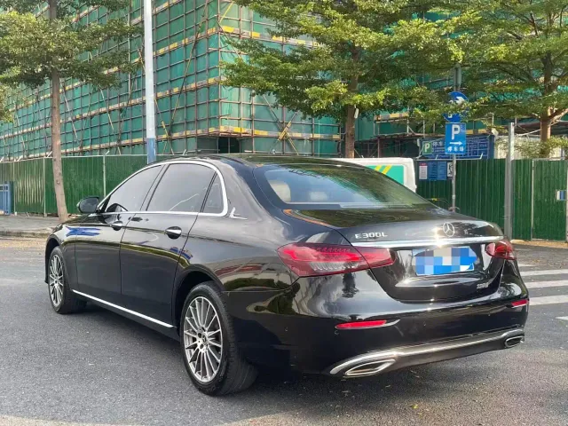Mercedes-Benz E-Class — Фото автомобиля 3