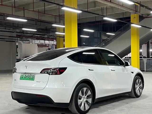 Tesla Model Y — Фото автомобиля 4