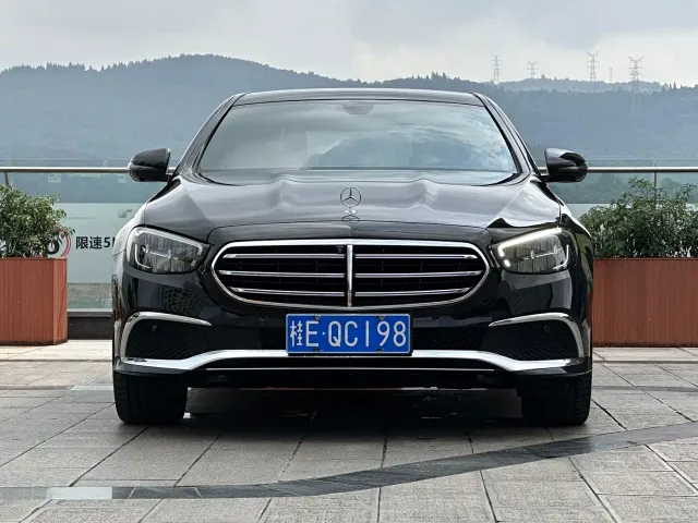 Mercedes-Benz E-Class — Фото автомобиля 2