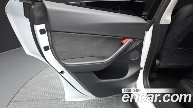Tesla Model Y — Фото автомобиля 14