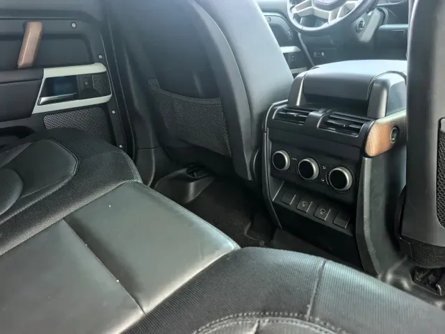 Land Rover Defender — Фото автомобиля 11