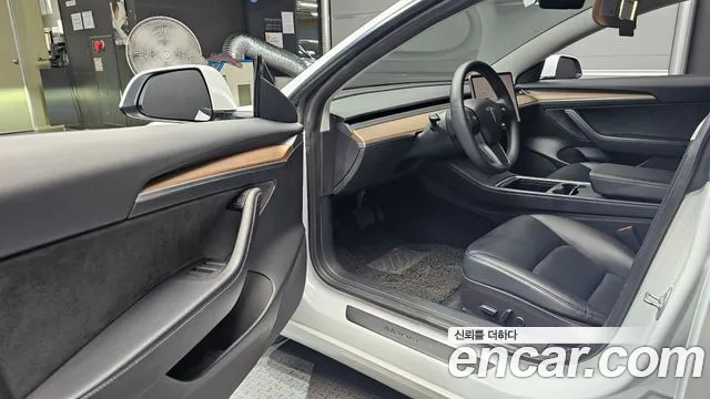 Tesla Model 3 — Фото автомобиля 9
