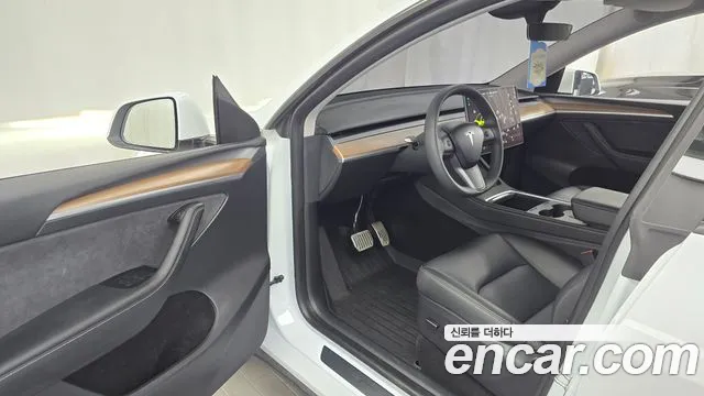 Tesla Model Y — Фото автомобиля 8