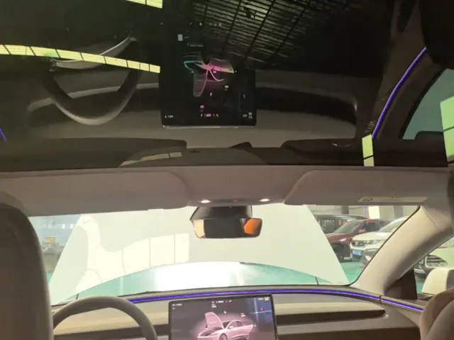 Tesla Model 3 — Фото автомобиля 17
