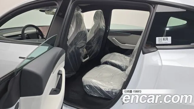 Tesla Model Y — Фото автомобиля 11