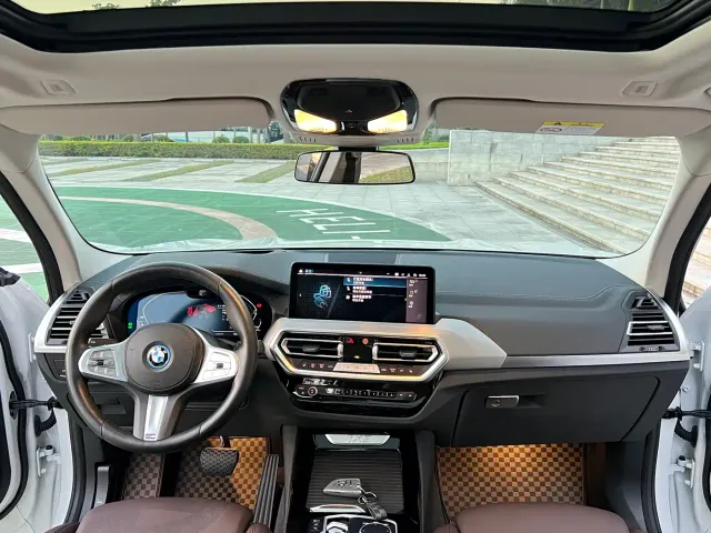 BMW iX3 — Фото автомобиля 4