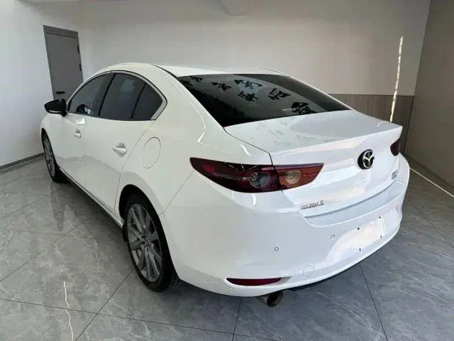 Mazda Axela — Фото автомобиля 4