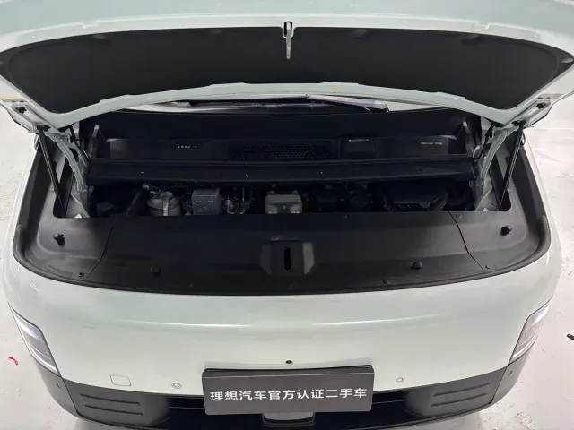 Li Auto MEGA — Фото автомобиля 5