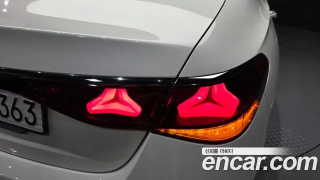 Mercedes-Benz E-Class — Фото автомобиля 23