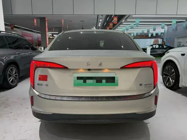 Hongqi E-QM5 — Фото автомобиля 10