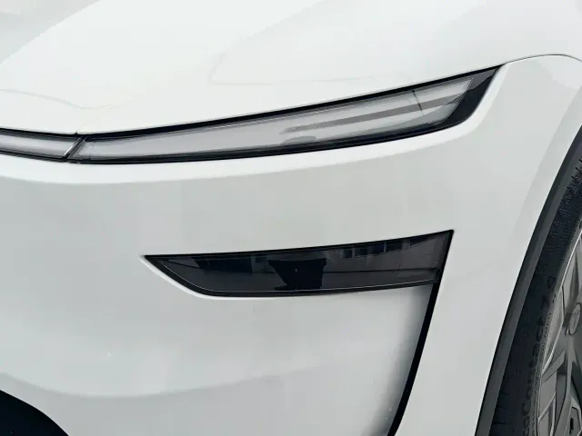 Tesla Model Y L — Фото автомобиля 3
