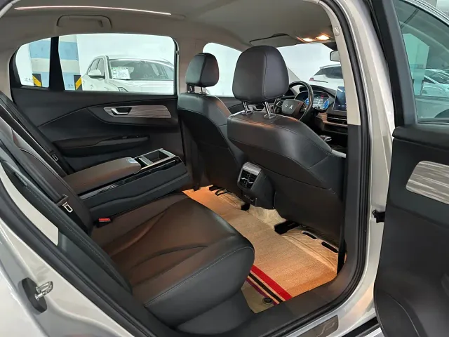 Hongqi E-QM5 — Фото автомобиля 17