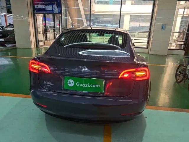 Tesla Model 3 — Фото автомобиля 5