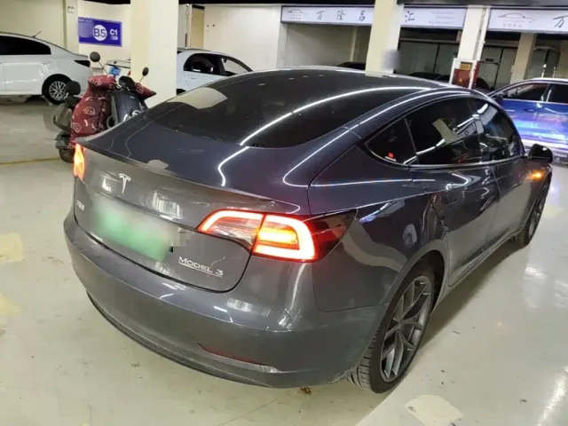 Tesla Model 3 — Фото автомобиля 6
