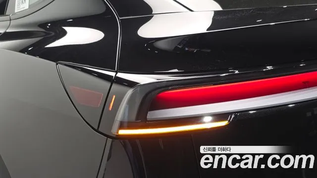 Tesla Model Y — Фото автомобиля 8