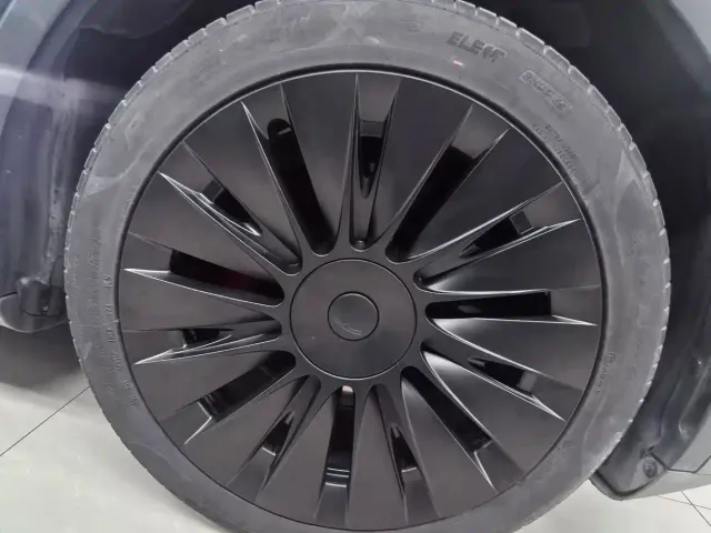 Tesla Model Y — Фото автомобиля 12