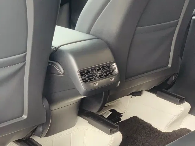 Tesla Model Y — Фото автомобиля 23