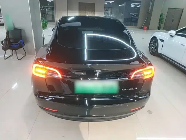 Tesla Model 3 — Фото автомобиля 5
