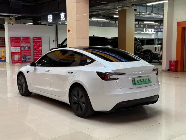 Tesla Model 3 — Фото автомобиля 6