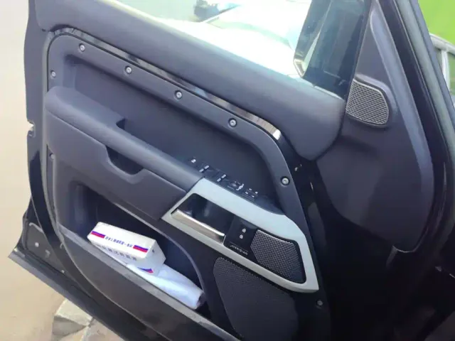 Land Rover Defender — Фото автомобиля 7