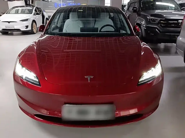 Tesla Model 3 — Фото автомобиля 2