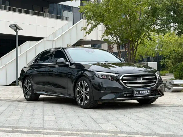 Mercedes-Benz E-Class — Фото автомобиля 3