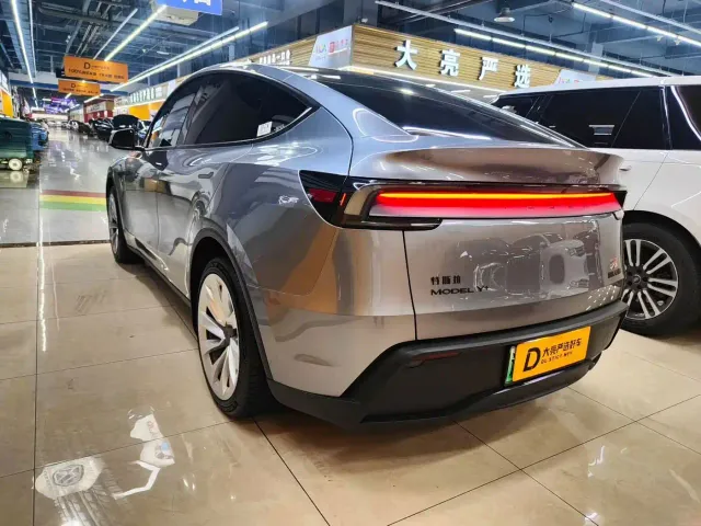 Tesla Model Y — Фото автомобиля 6