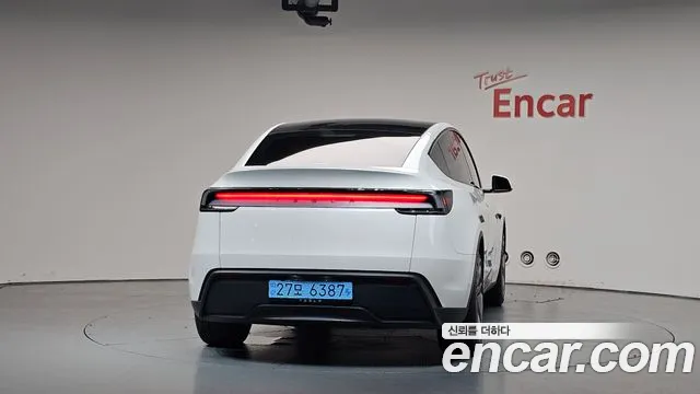 Tesla Model Y — Фото автомобиля 4