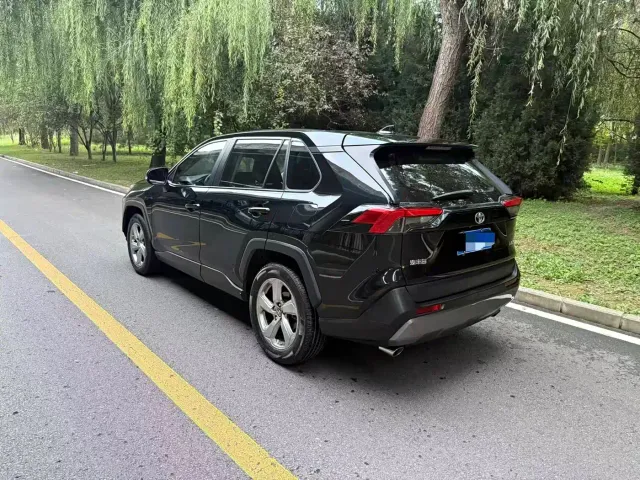 Toyota RAV4 — Фото автомобиля 4
