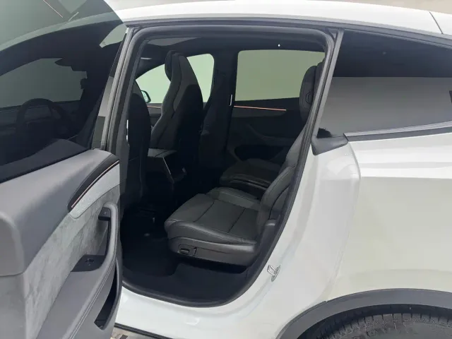 Tesla Model Y L — Фото автомобиля 4